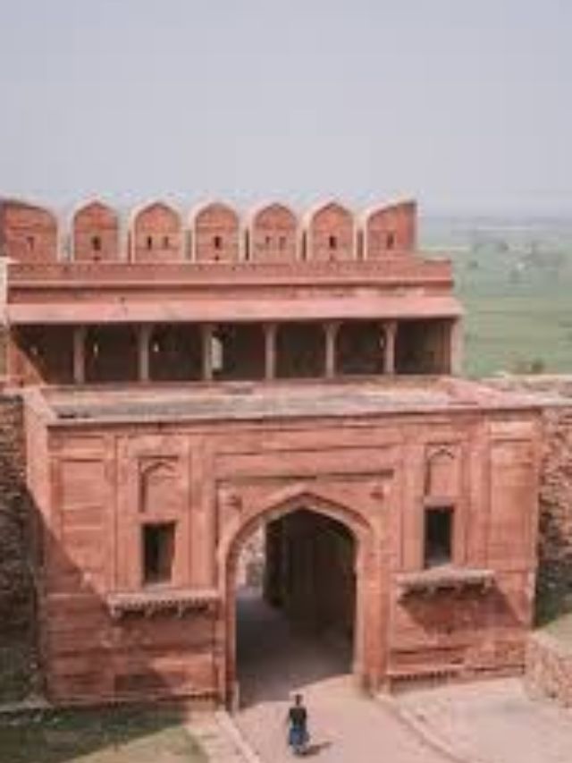 Are There Any Hotels To Stay Near Fatehpur Sikri?